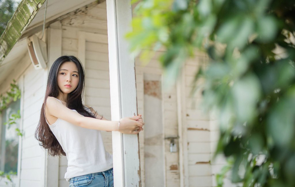 非要现实给你一巴掌才知道社会的虚伪，非要朋友背后捅你一刀才知道人心可畏。